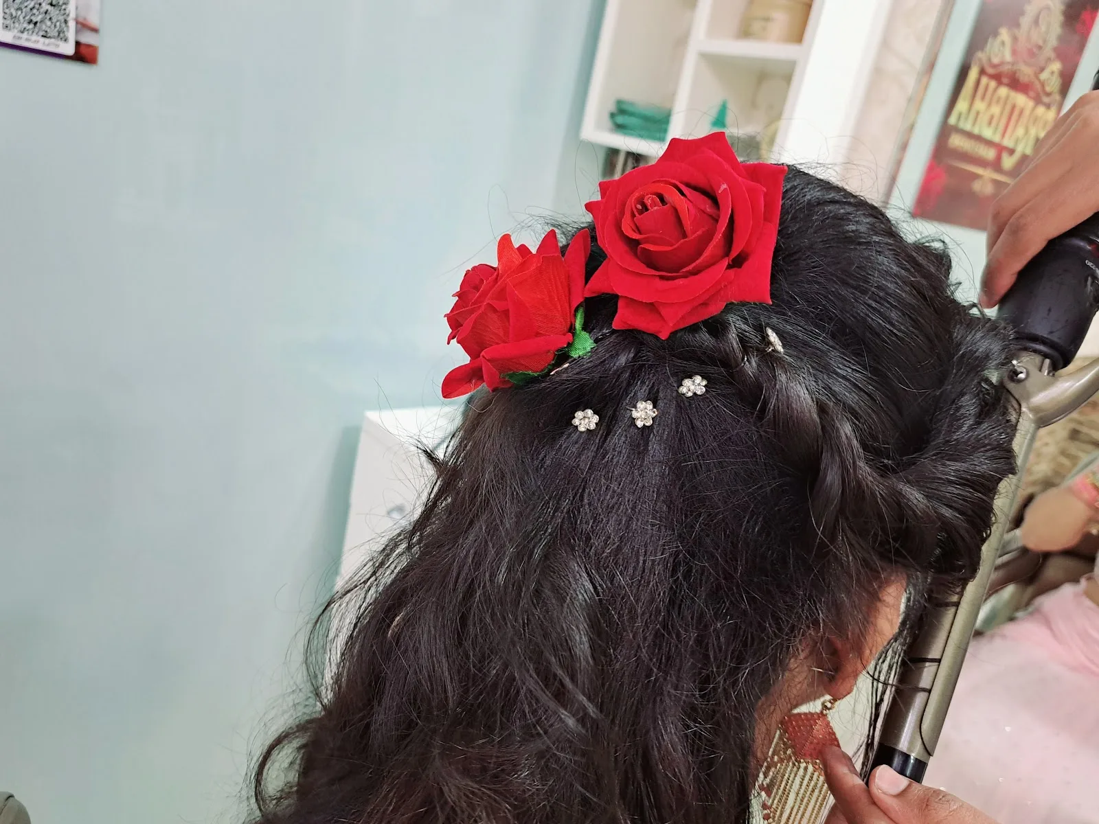 Pratibha Makeovers [makeup Studio & Academy]