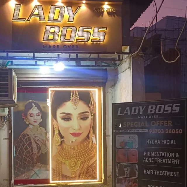 Lady Boss Makeover. Front of Raisa high school 🏫