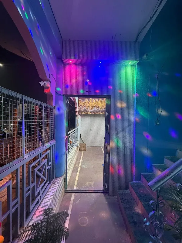 L K Scissor Unisex Salon