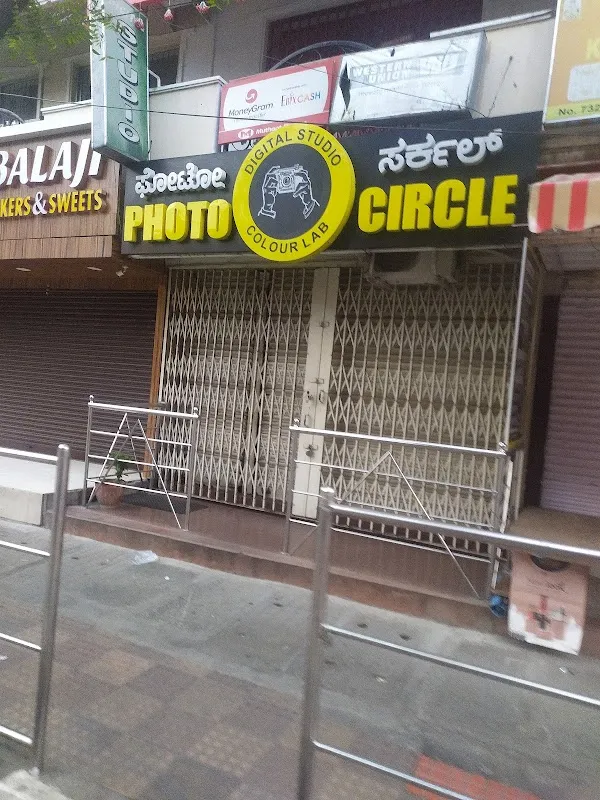 Photo Circle BTM Layout