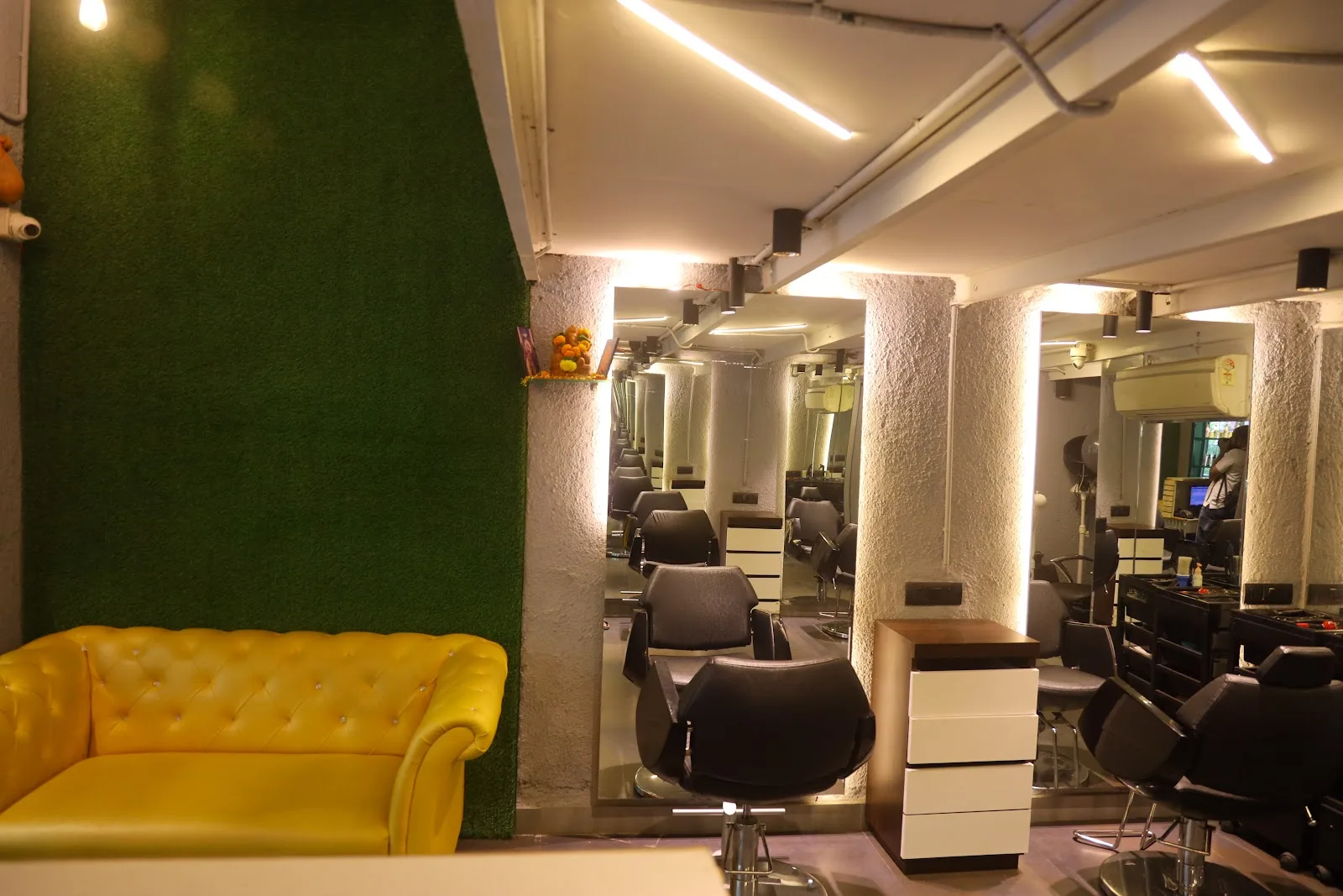 Diamond Salon & Academy