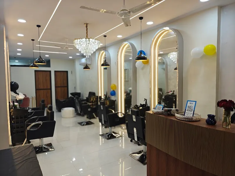 Lollapalooza Luxury Unisex Salon