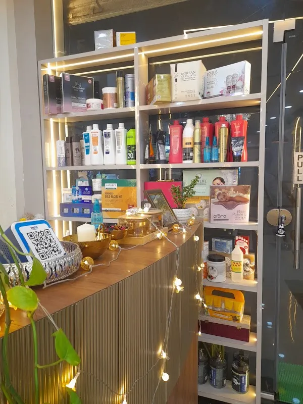 Lollapalooza Luxury Unisex Salon