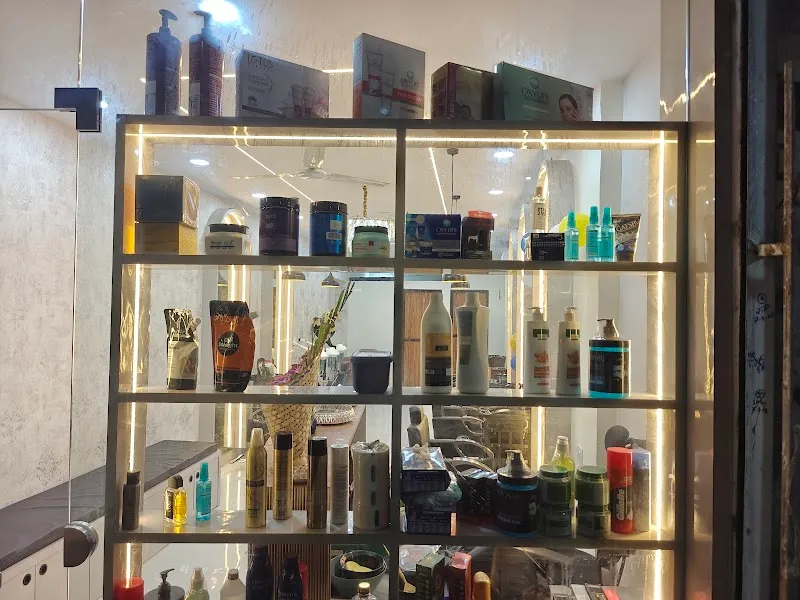 Lollapalooza Luxury Unisex Salon