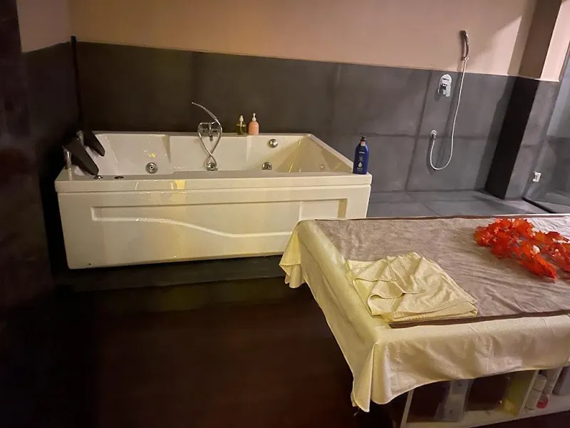 Royal Oak Spa In Gorai