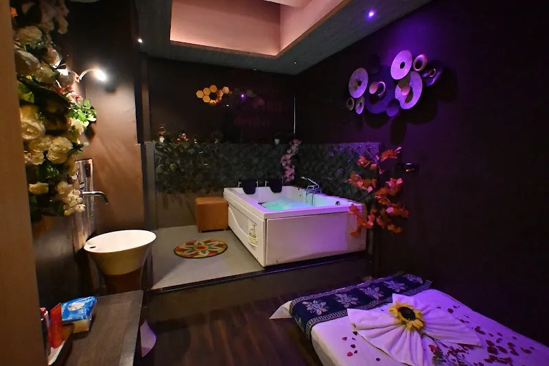 Royal Oak Spa In Gorai