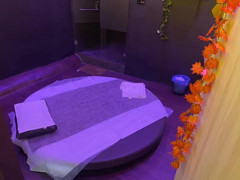 Royal Oak Spa In Gorai