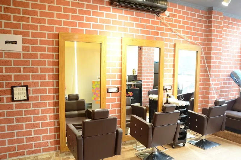 COLOURIST UNISEX SALON