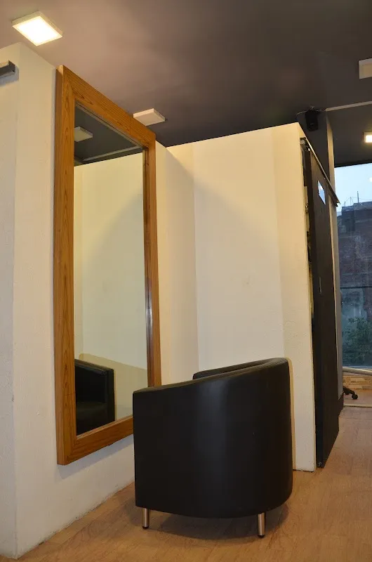 COLOURIST UNISEX SALON