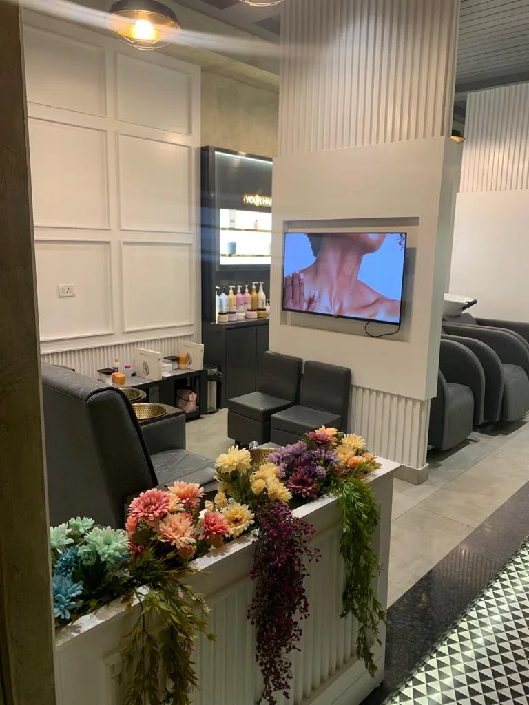 Looks Salon Surat