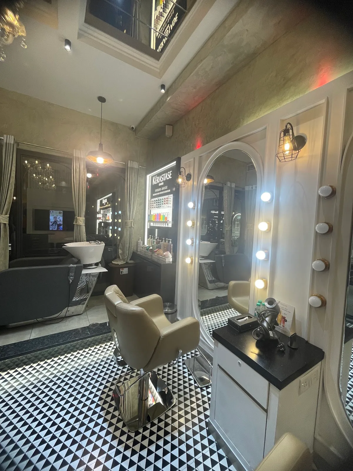 Looks Salon Surat