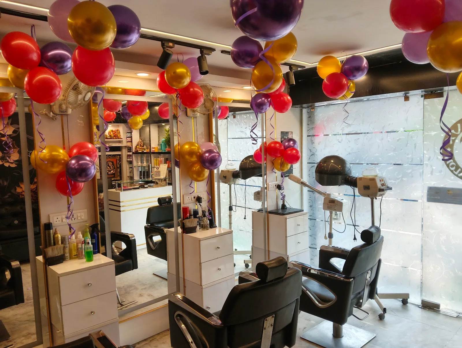 Tres Beaux family salon