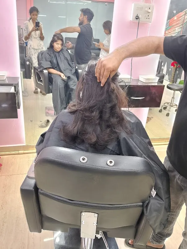 Looks Glow Unisex Family Salon