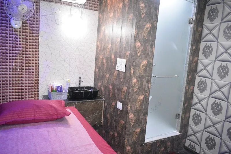 Varaksh Unisex Thai Spa