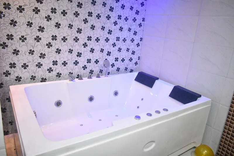 Varaksh Unisex Thai Spa