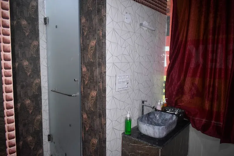Varaksh Unisex Thai Spa