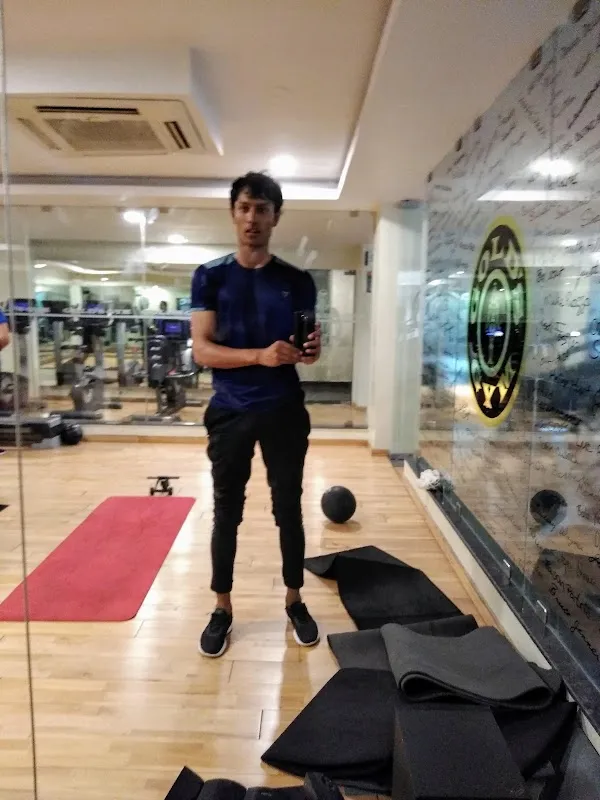 Gold’s Gym, Boring Road