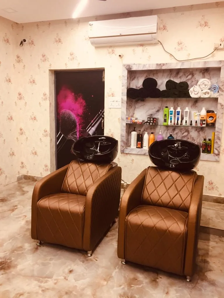 Lola's Unisex-Family Salon