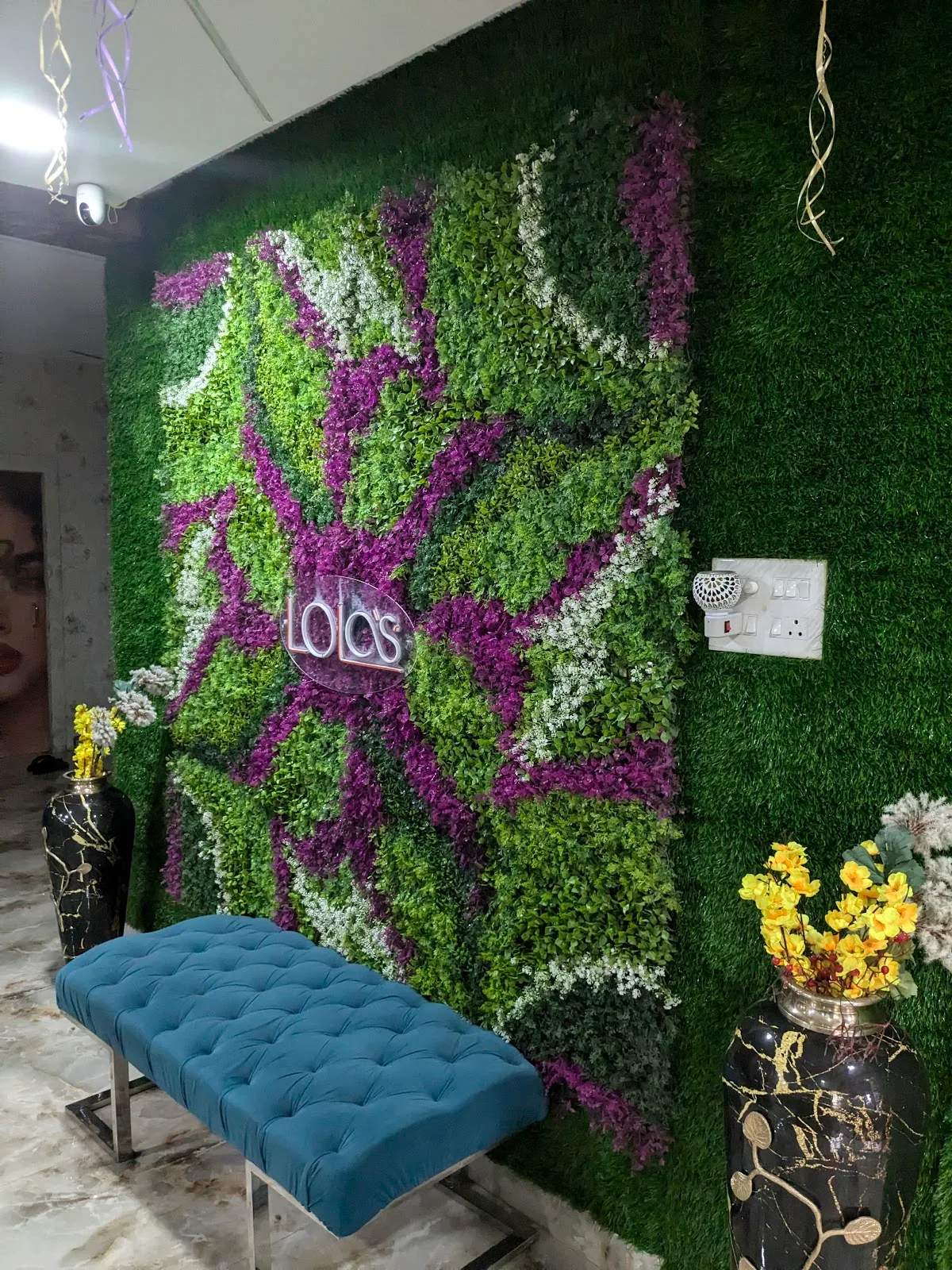 Lola's Unisex-Family Salon