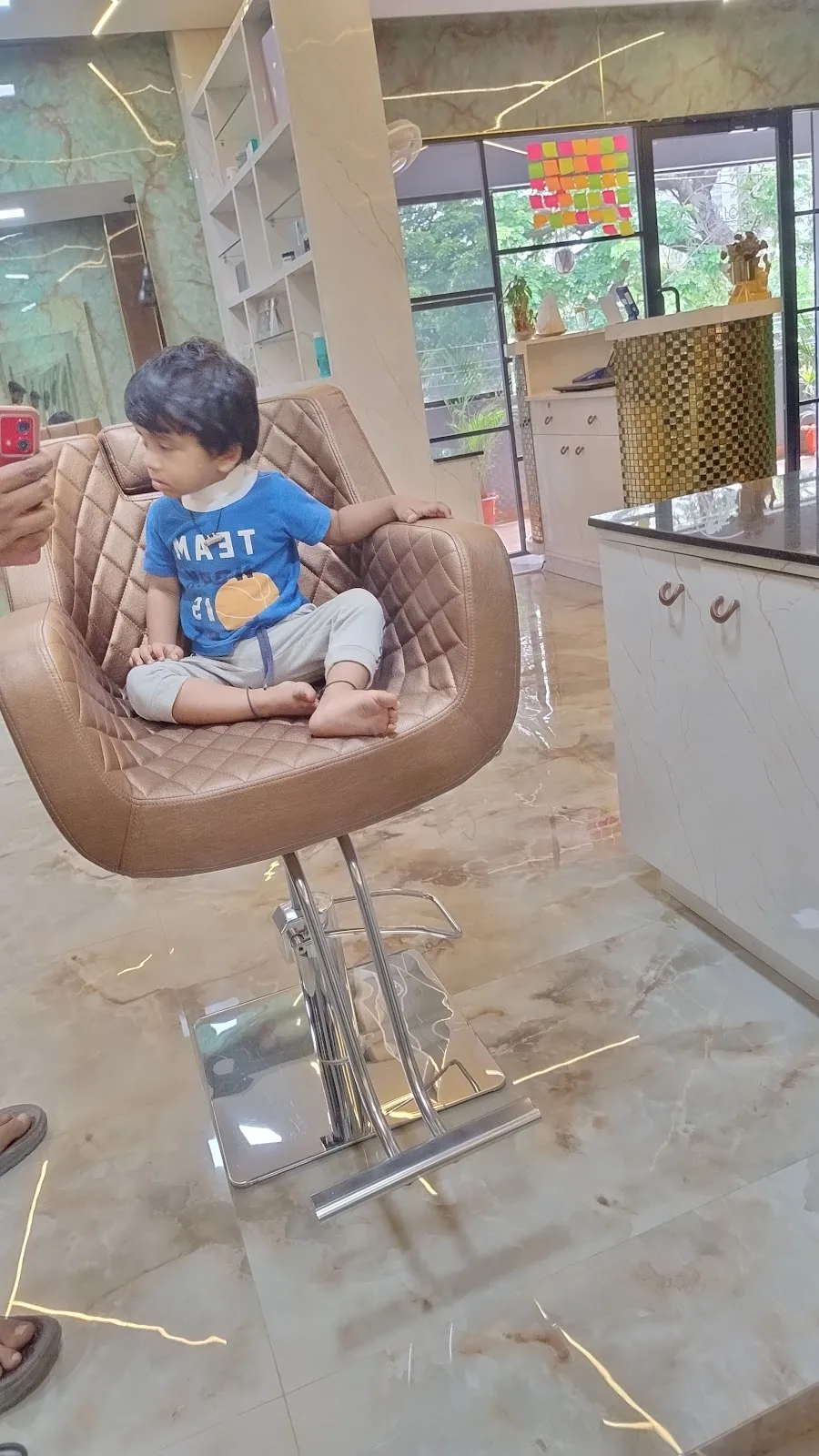Lola's Unisex-Family Salon