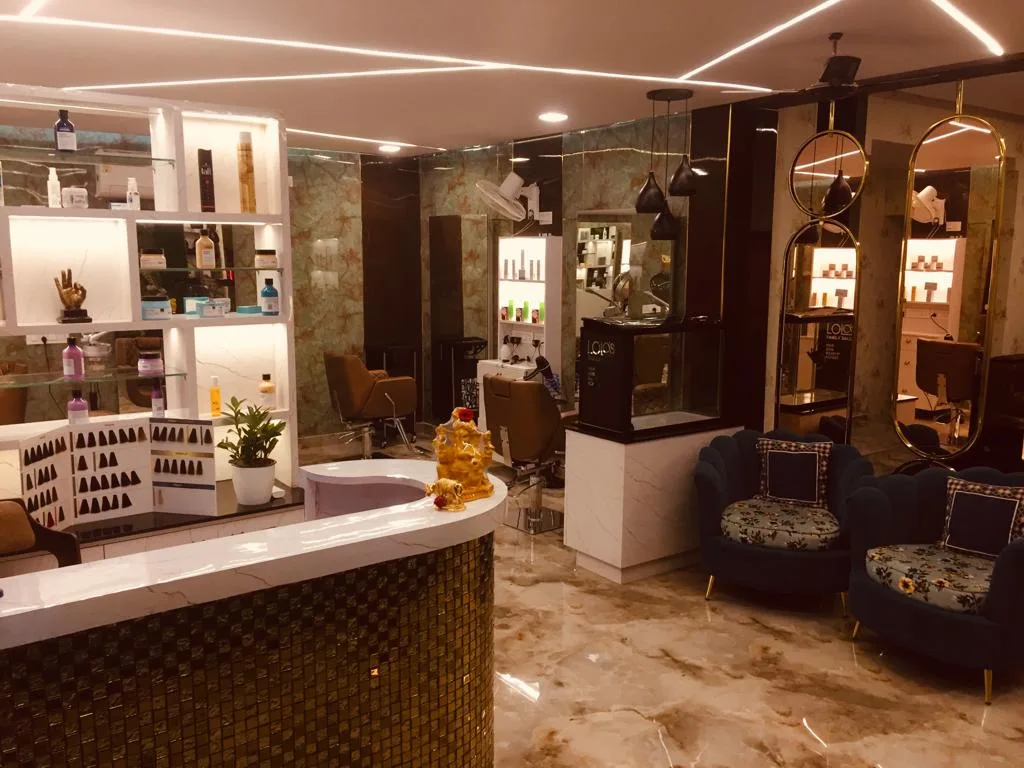 Lola's Unisex-Family Salon