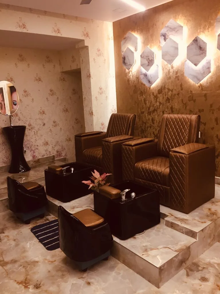 Lola's Unisex-Family Salon