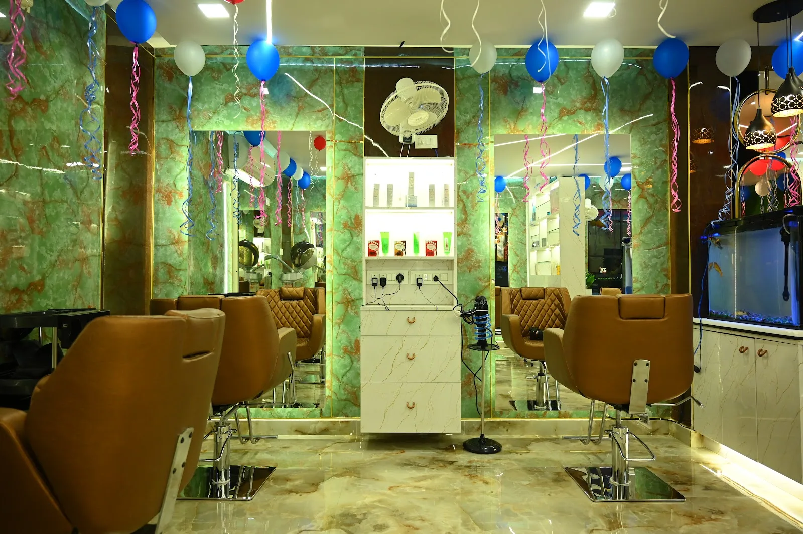Lola's Unisex-Family Salon