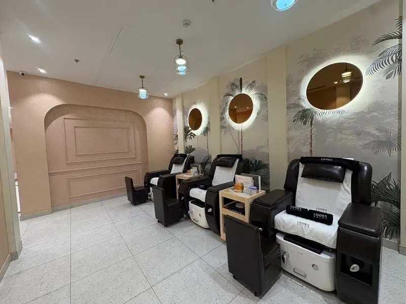Looks Salon Omaxe, Chandni Chowk