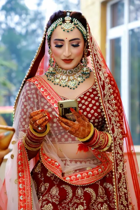 New Looks Salon & Makeup Studio - Best Makeup Studio & Unisex Salon in Lucknow