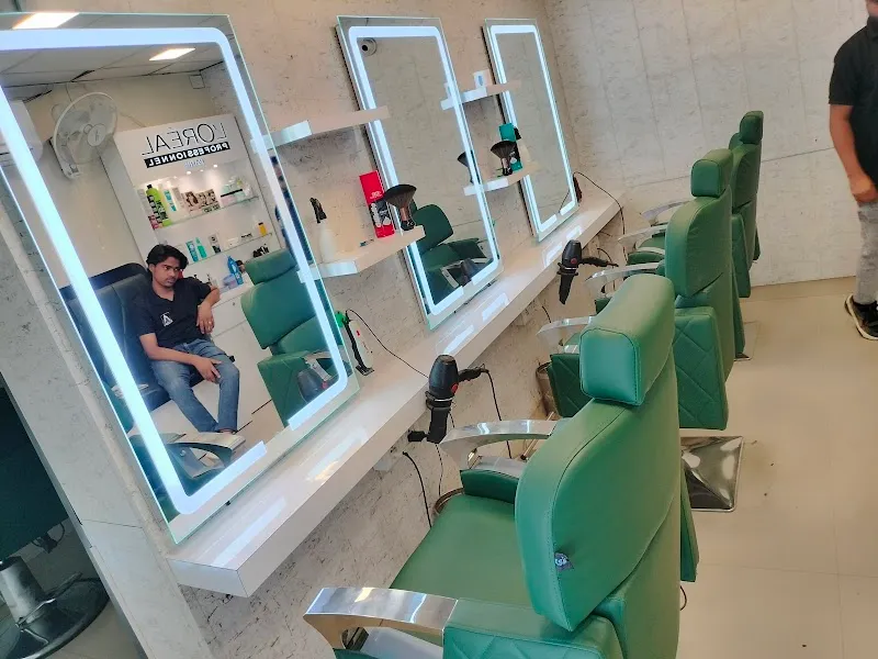Razor's unisex salon