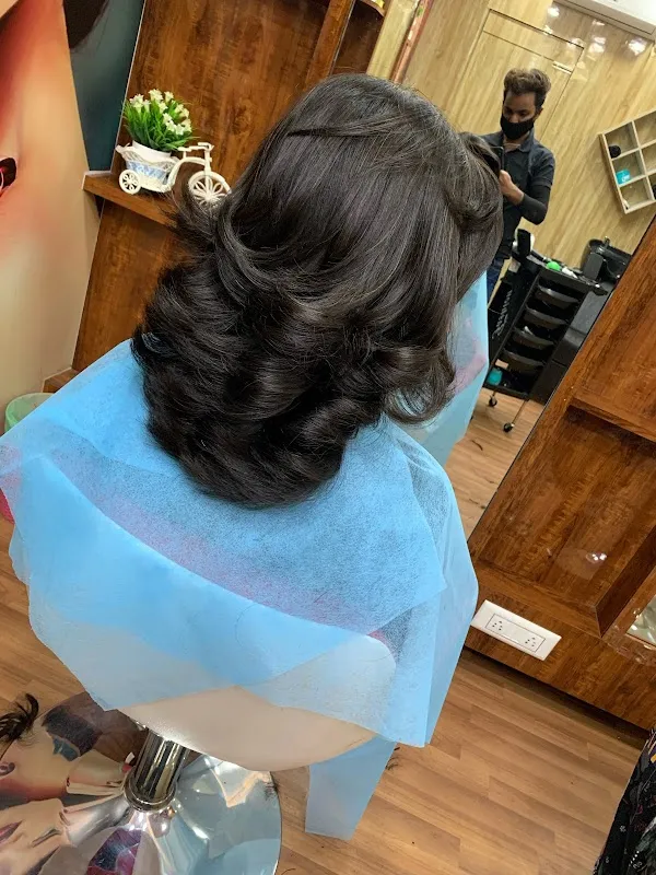 Moon unisex salon sg