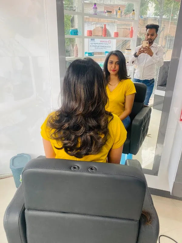 Moon unisex salon sg