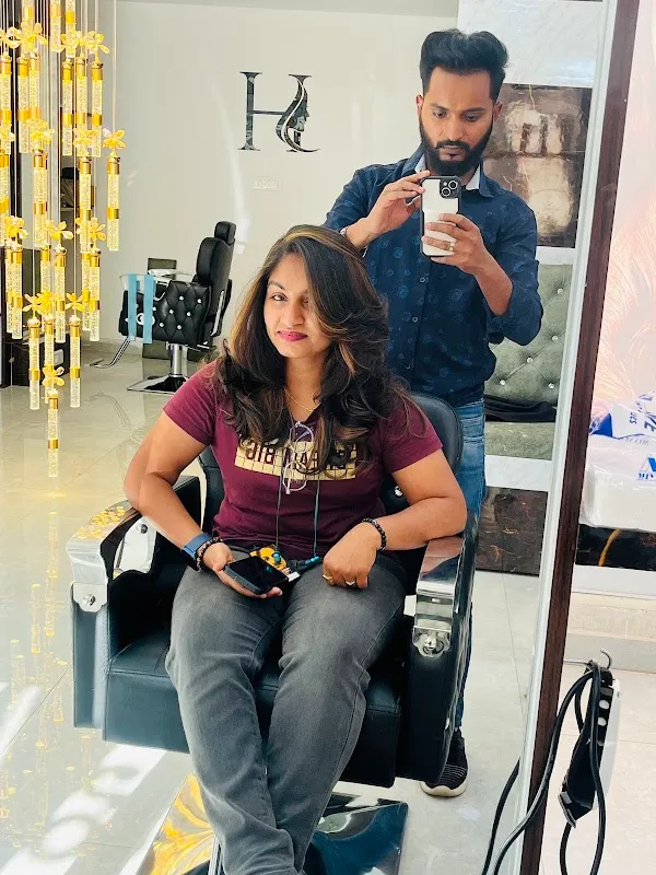 Moon unisex salon sg