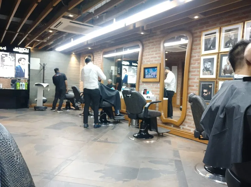 LOOKS Salon, Karol Bagh