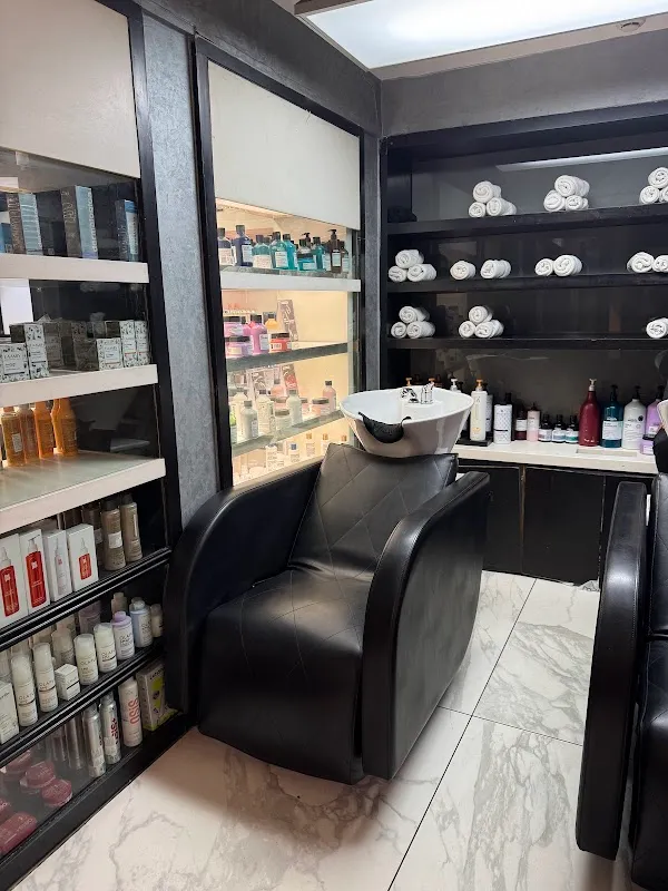 LOOKS Salon, Karol Bagh