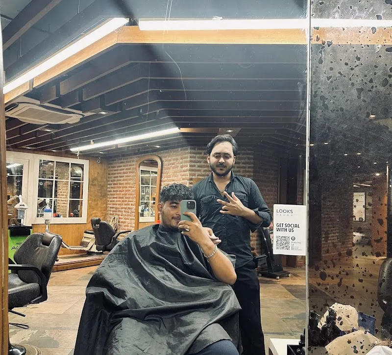 LOOKS Salon, Karol Bagh