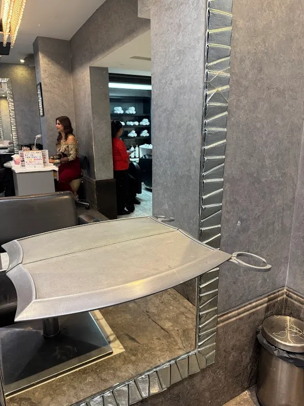 LOOKS Salon, Karol Bagh