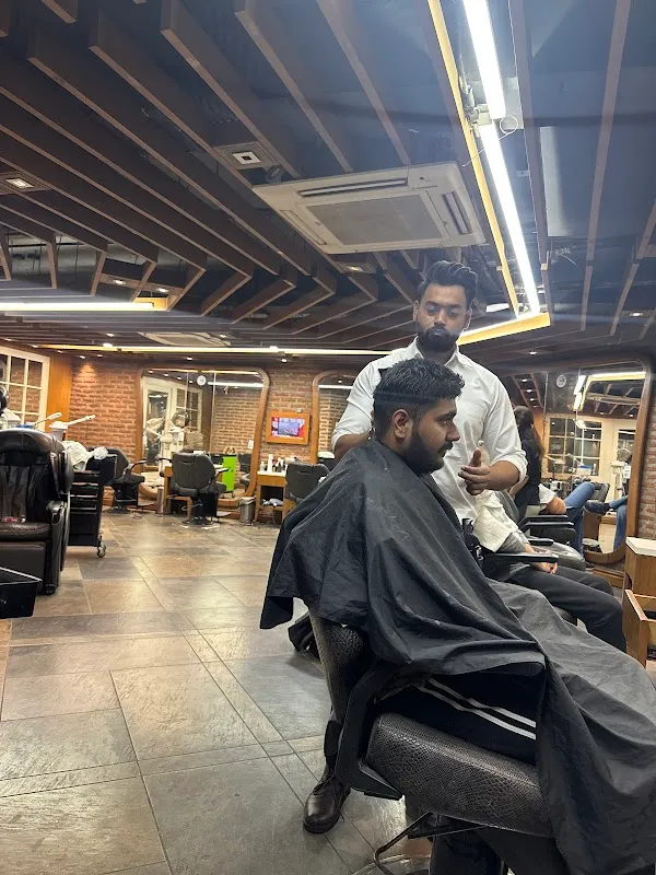 LOOKS Salon, Karol Bagh