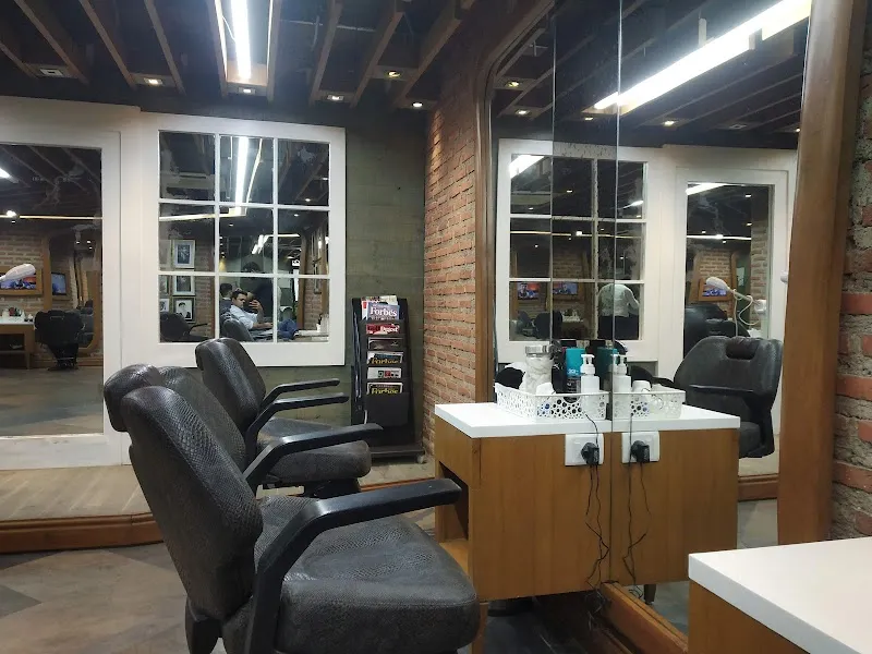 LOOKS Salon, Karol Bagh