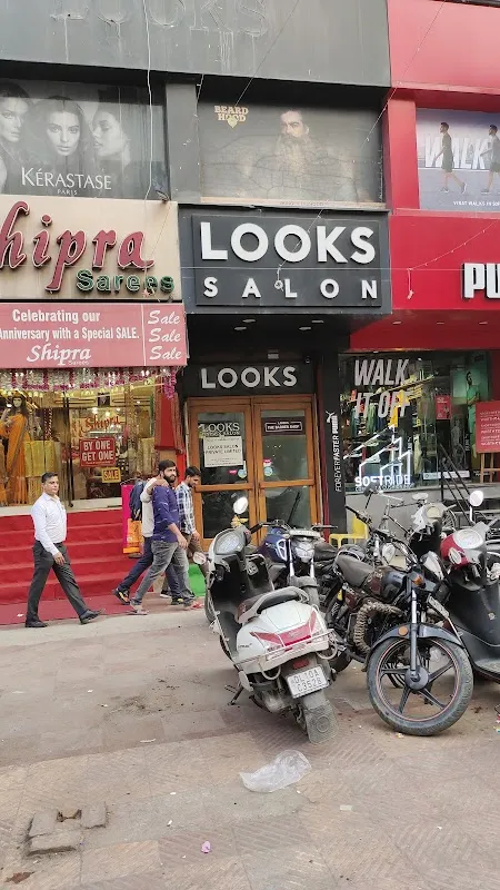 LOOKS Salon, Karol Bagh