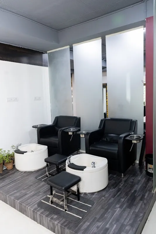 Edge Unisex Saloon