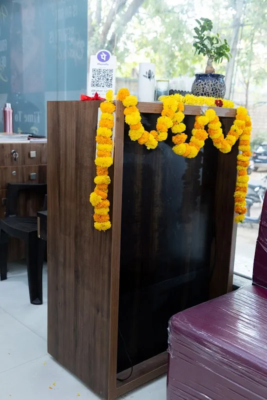 Edge Unisex Saloon