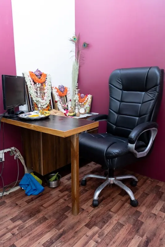 Edge Unisex Saloon