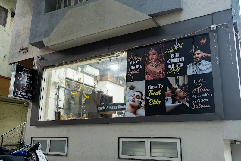 Edge Unisex Saloon