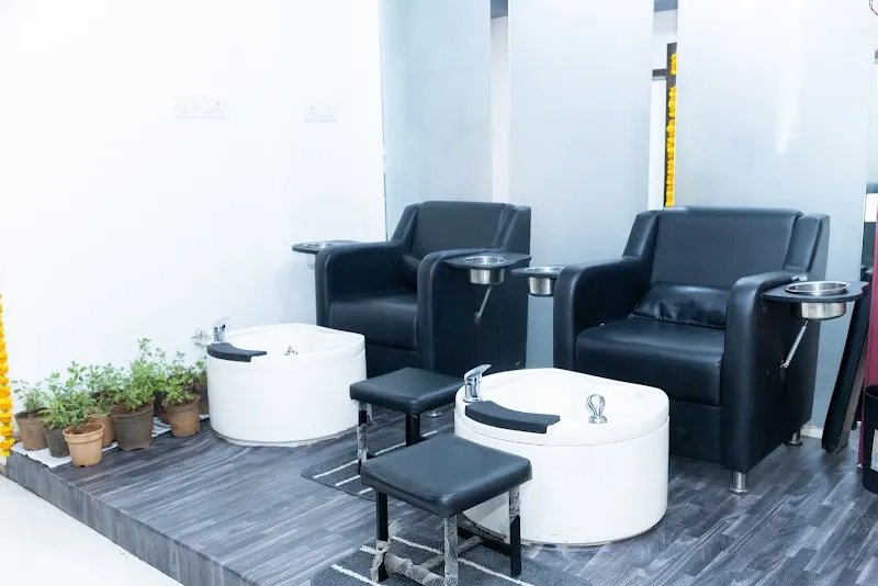 Edge Unisex Saloon