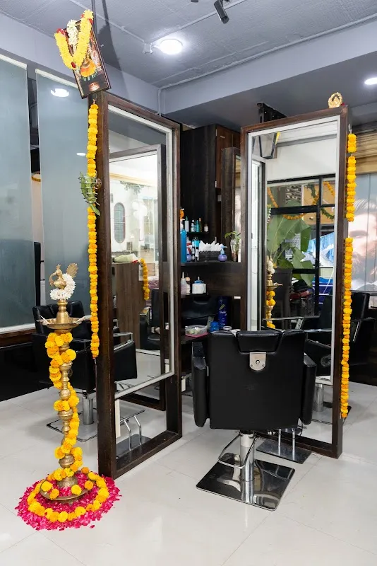 Edge Unisex Saloon