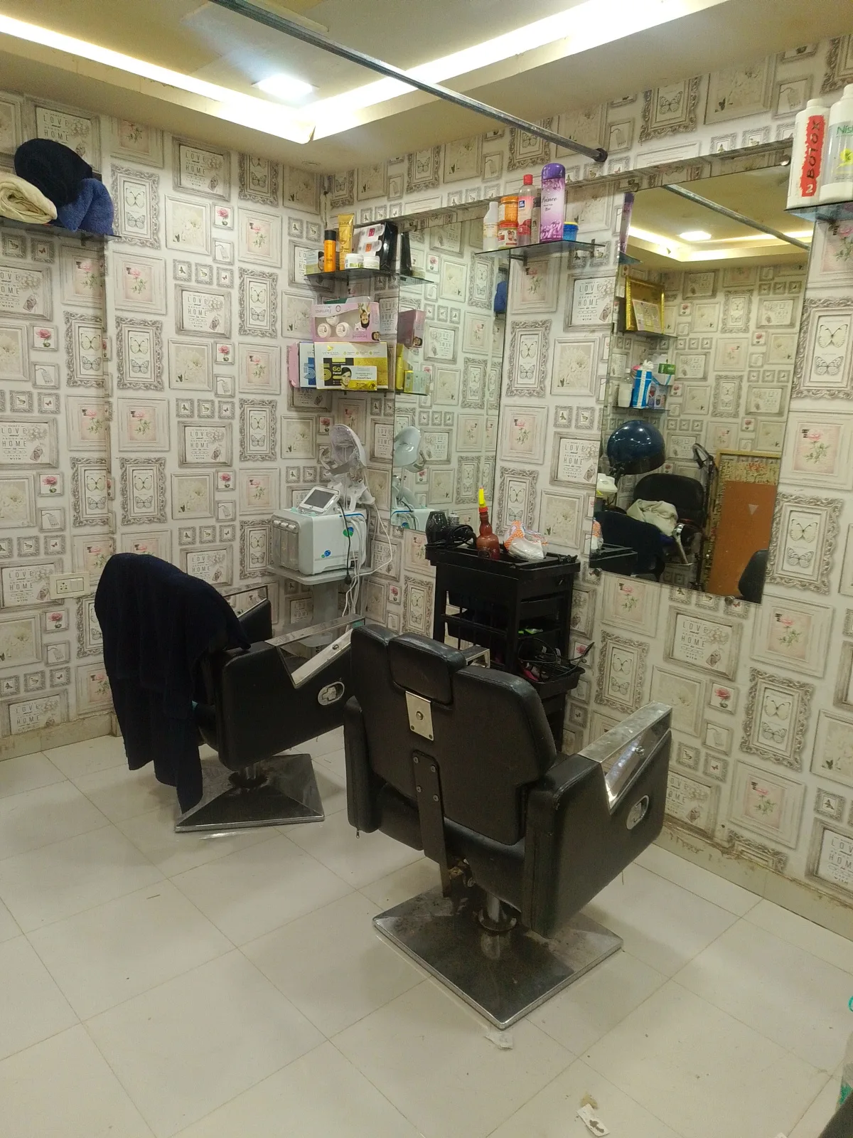 Square Look Unisex Salon
