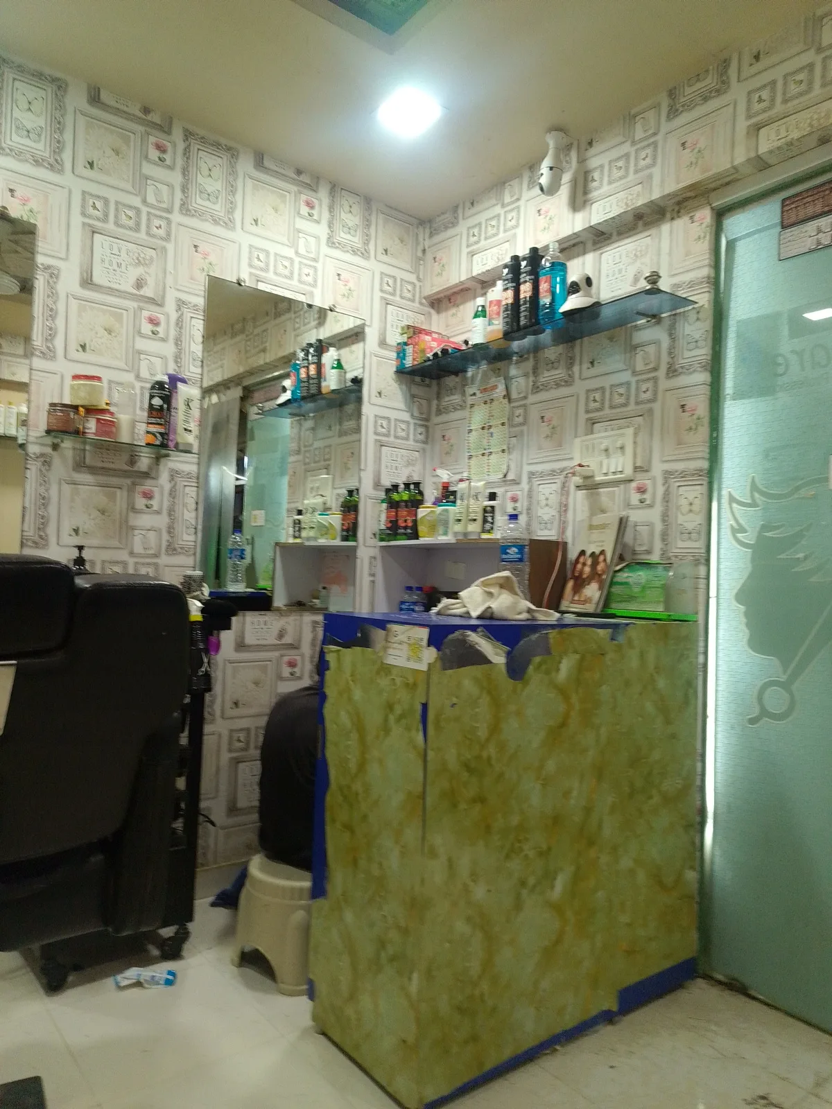 Square Look Unisex Salon