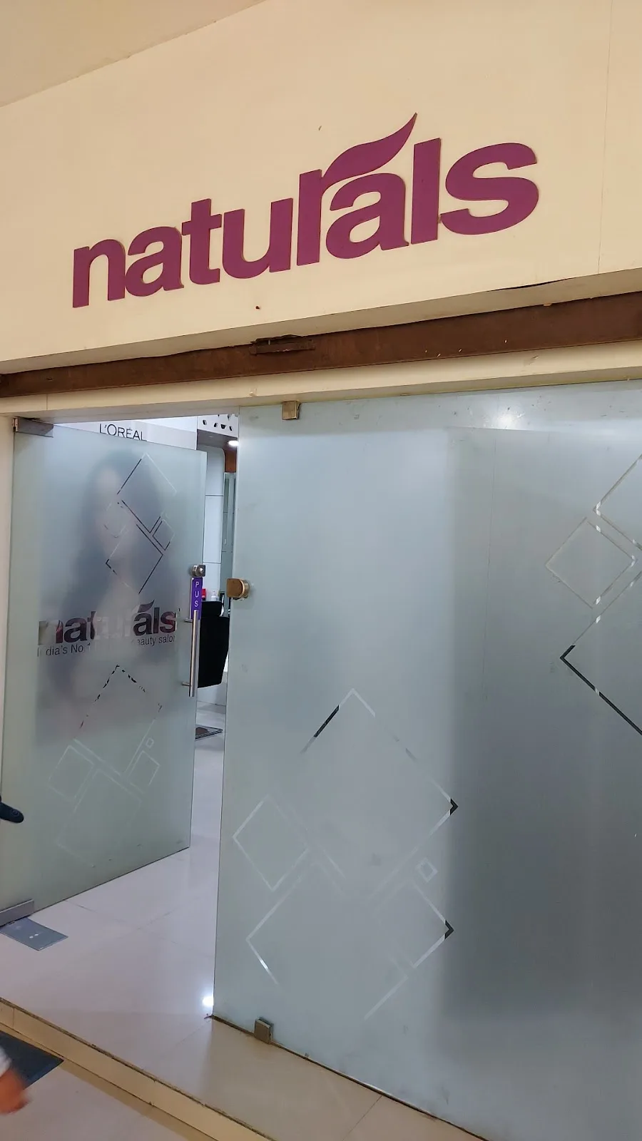 Naturals Unisex Salon & Spa