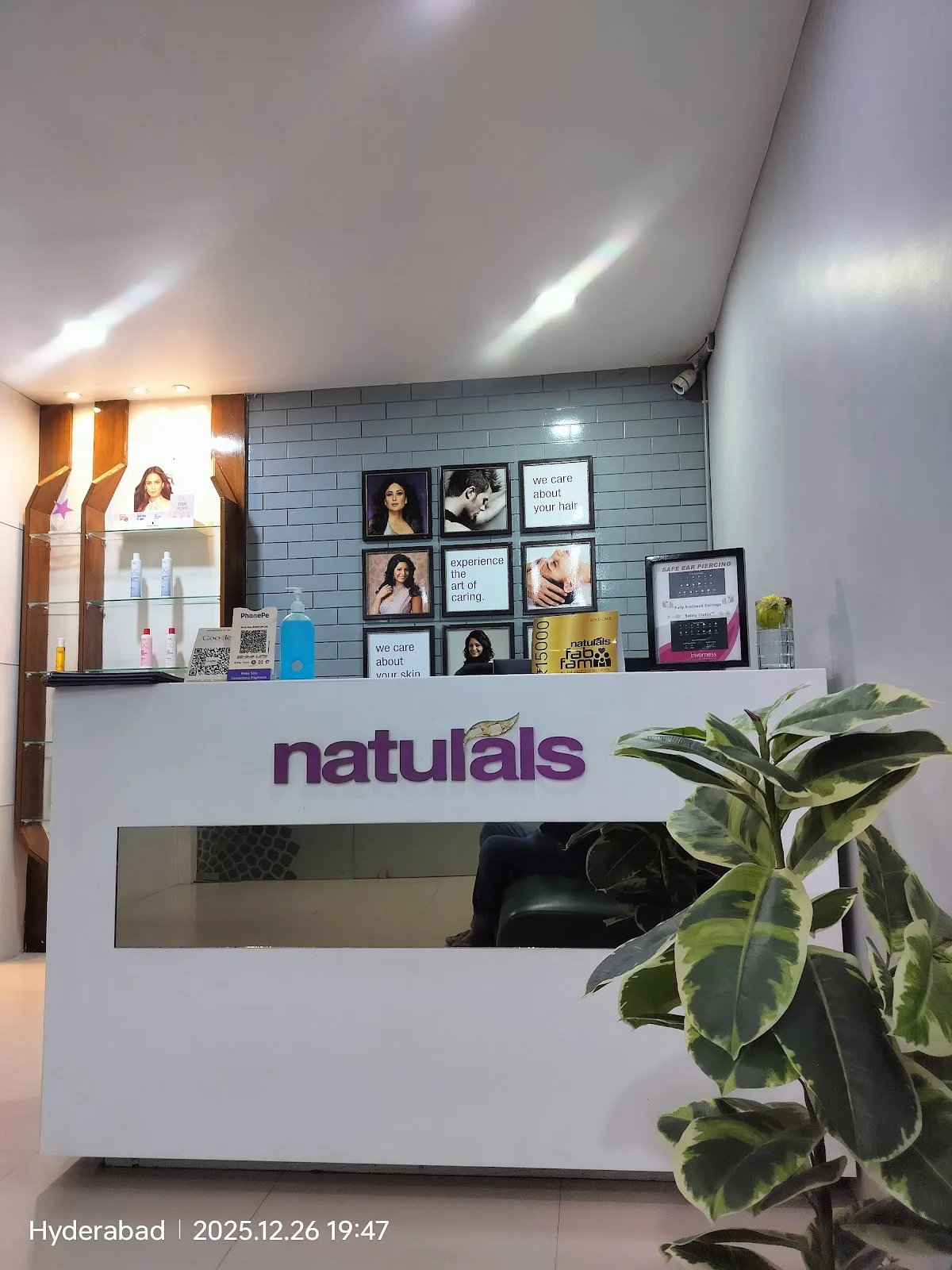 Naturals Unisex Salon & Spa
